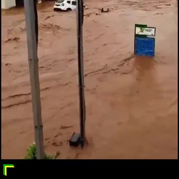Vídeo mostra viatura da Brigada Militar sendo arrastada pela correnteza no RS