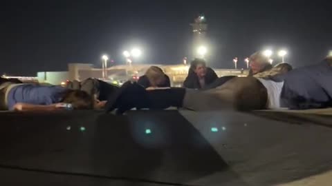 Ο Γερμανός Καγκελάριος και η συνοδός του αντιπροσωπεία