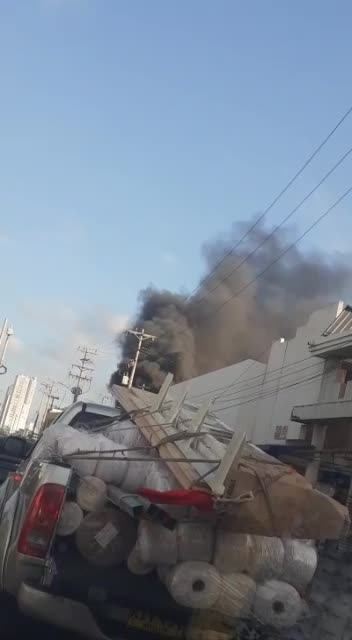 Incendio en almacén de Puerto Duro