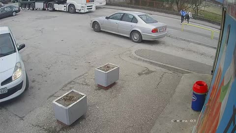 UZNEMIRUJUĆA SNIMKA - Kamion udario neopreznu djecu na cesti