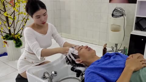 Washing my hair and relaxing face massage with Ms Diem, it's my pleasure to talk with her