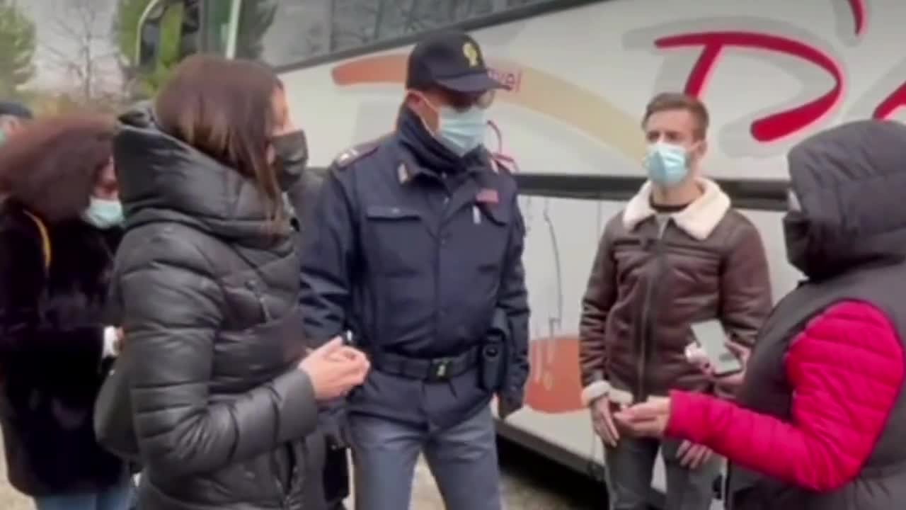 Teramo, sette poliziotti fanno scendere anziana dal bus, rea di non avere passaporto sanitario