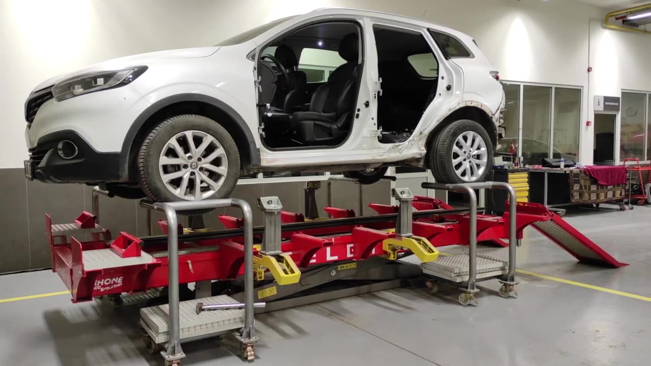 Collision repair of Renault Kadjar on Celette Rhone bench