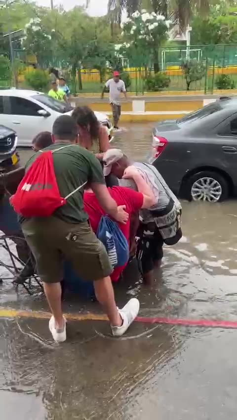 Video: Extranjeros son transportados en carretilla tras inundación en el Centro