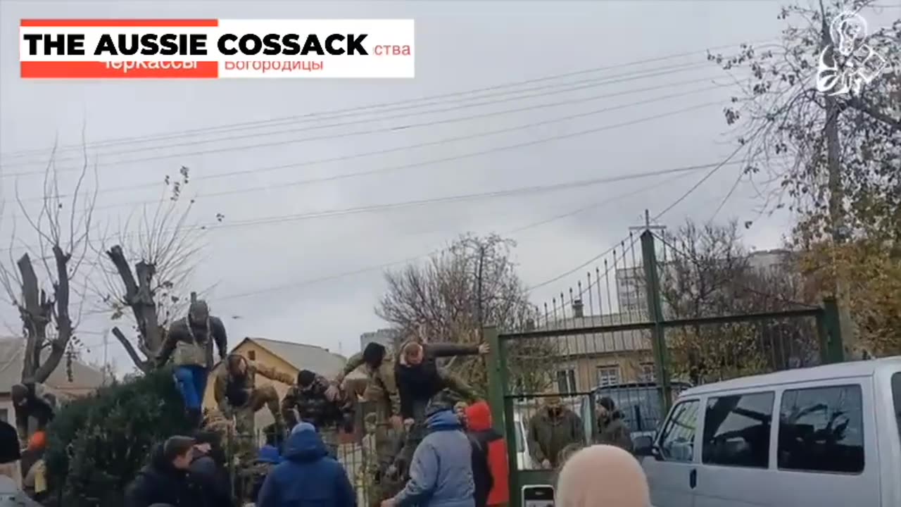 🕊️🇷🇺 Ukraine Russia War | Ukrainian Military Personnel Climb Church Fence in Cherkasy | RCF