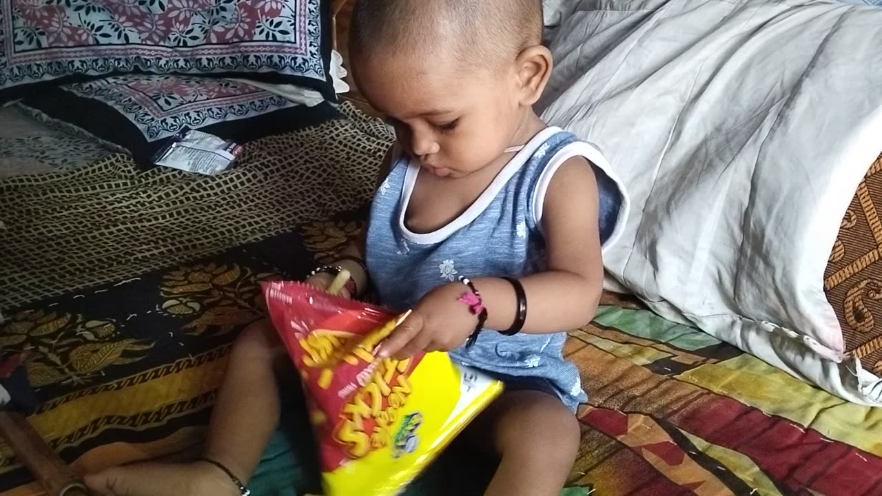 My baby fast Time eat kurkure.