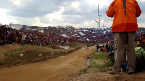 On the narrowest track, watch the old driver fly close to the ground