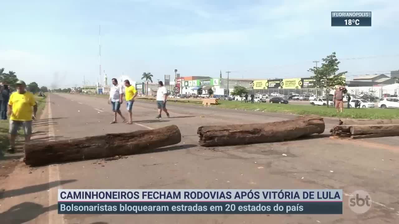 Caminhoneiros fecham rodovias após vitória de Lula | SBT Brasil (31/10/22)