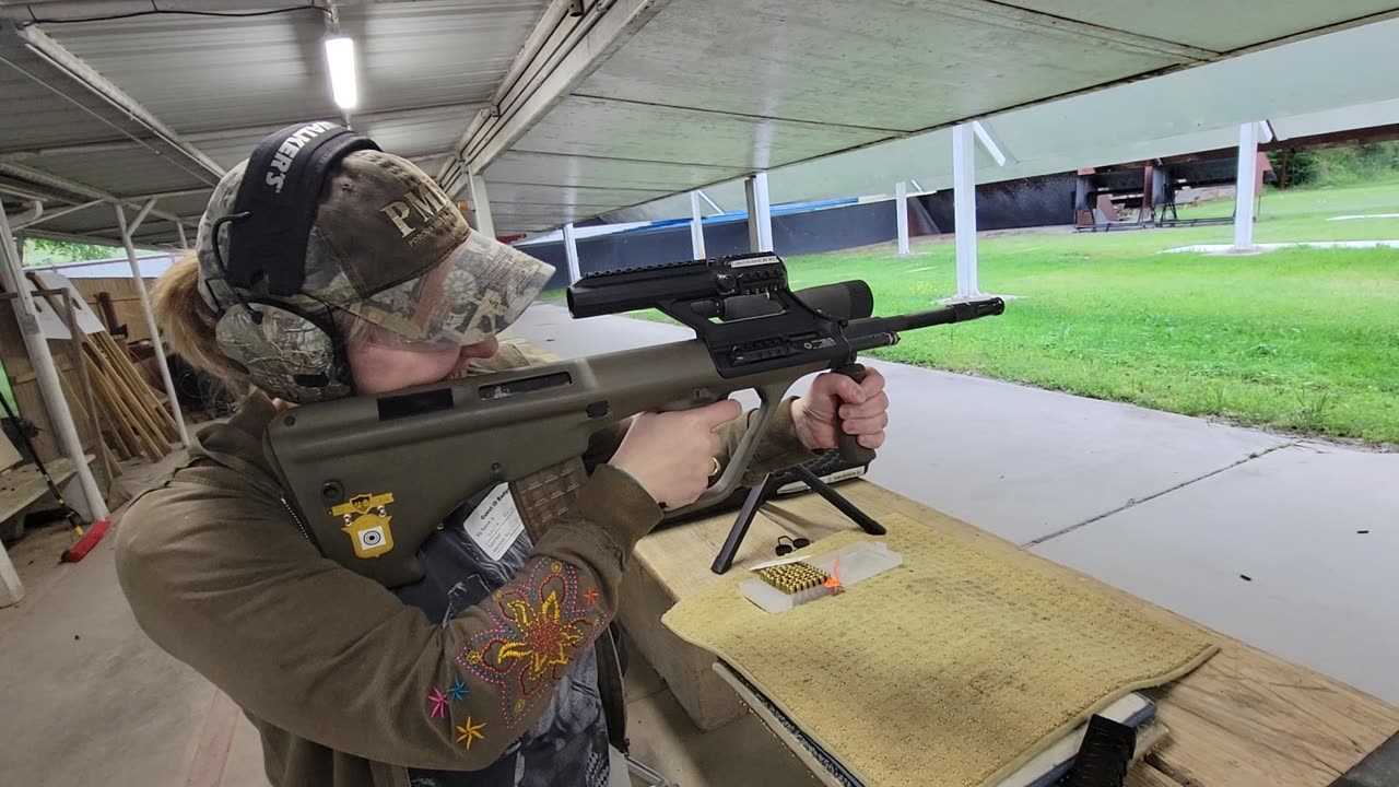 Czech lady running a Steyr AUG in the USA - first time to fire a modern rifle
