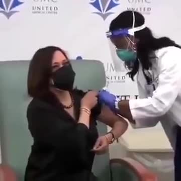 تمثيلية عملية تلقيح نائبة الرئيس الأمريكي كامالا هاريس