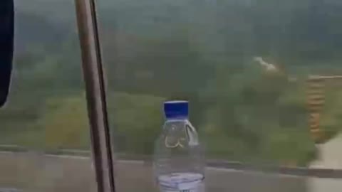 The scenery along the way on the train, the water glass is steady