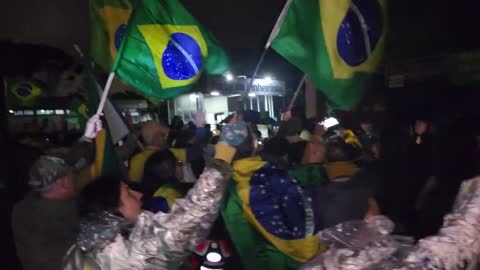 Todos juntos na manifestação rezando o PAI NOSSO em frente ao Exército após forte chuva