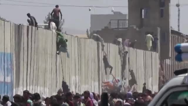 Afghans are trying to enter the airport after learning that new USA planes are arriving in Kabul