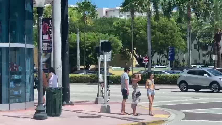 Kind-Hearted Bus Driver Helps Blind Man Cross Street