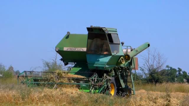 tractor cutting grass || cut grass in US