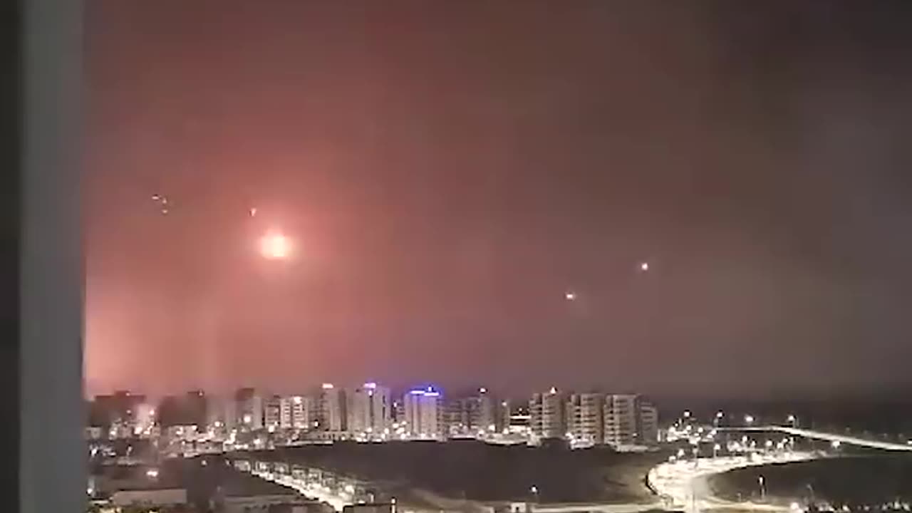 Israel s iron Dome intercept Hamas rockets in Ashkelon.