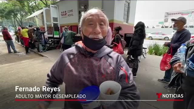 Abuelitos mexicanos dependen cada vez más de los comedores públicos para poder alimentarse.