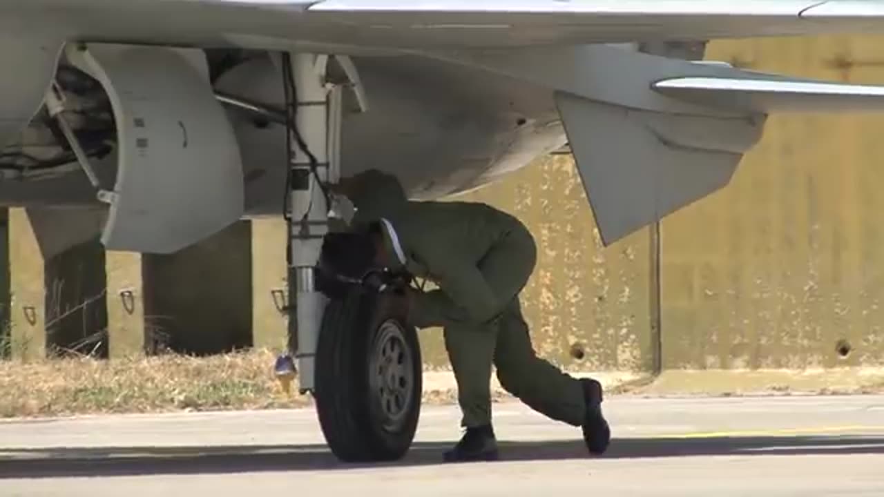 Pakistan F-16 Falcon vs JF-17 Thunder Airshow Display