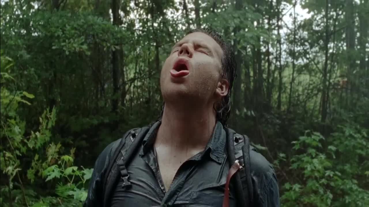 TWD S5E10 - The Group enters a barn as it starts raining