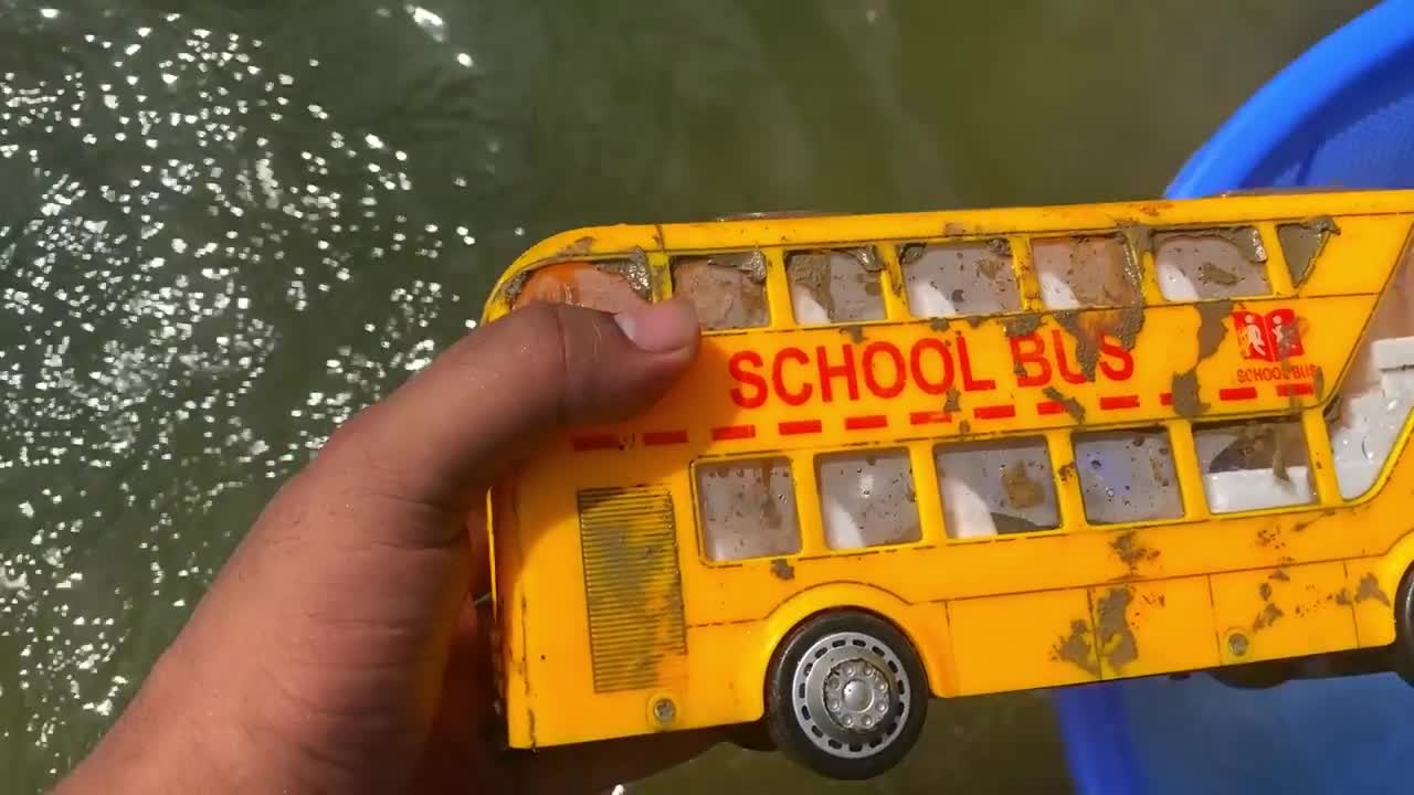 Drive the Muddy Toy Vehicle by hand and threw it into the water for cleaning