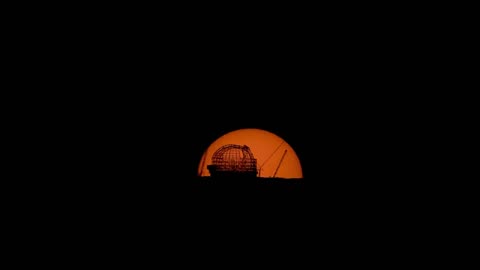 Time-lapse: A golden halo around the ELT