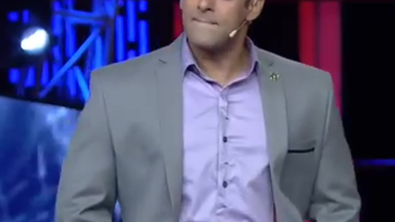 A little girl started flirting with Salman Khan #slubhai #sk #bigboss