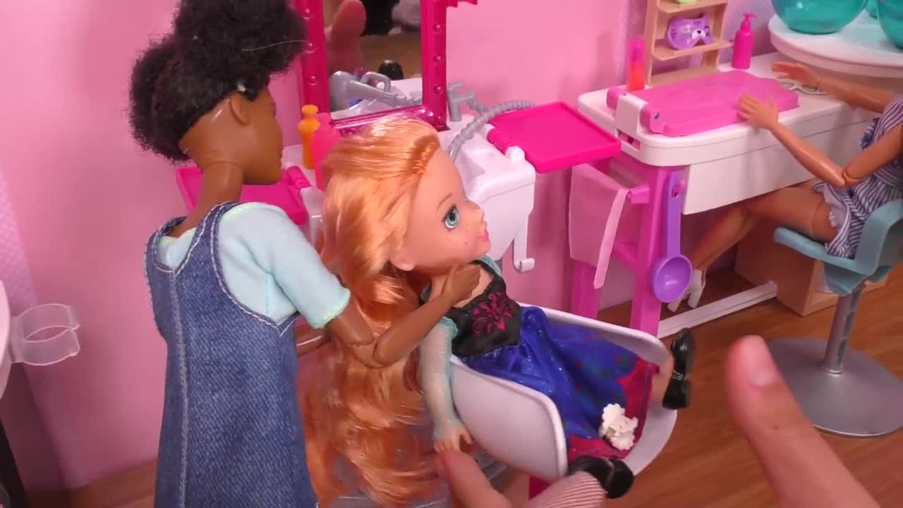 At the Salon ! Elsa and Anna toddlers - haircut - spa - massage - Barbie is the hairstylist - relax