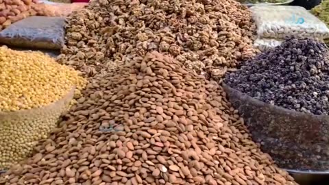 আফগানিস্তান অনেক জিনিসের জন্যই বিখ্যাত। এর মধ্যে শুকনো ফল অন্যতম।