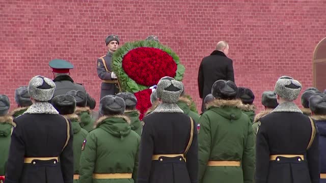 Putin lays wreath to honor armed forces