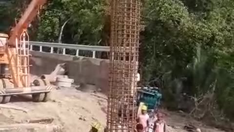 Cage lowring method at pile