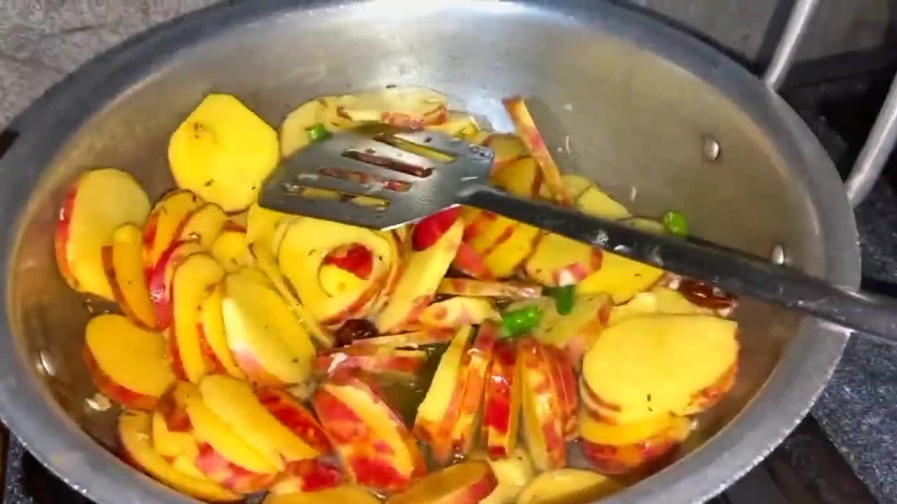 Aloo karahi😋 __ Aloo karahi recipe __ Mehnaz Vlogs