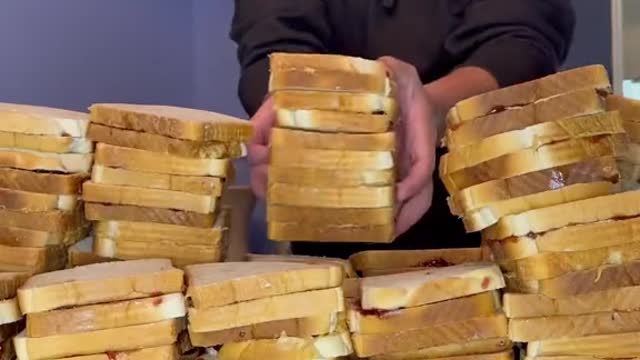 100 pb&j’s