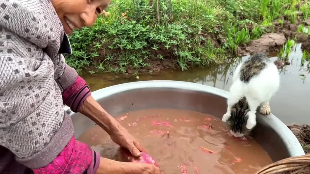 Grandma, I want to eat a sweet potato too 🥰