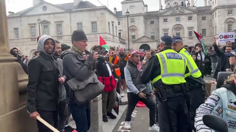 London #HamasTerrorists supporter shouts “white trash”