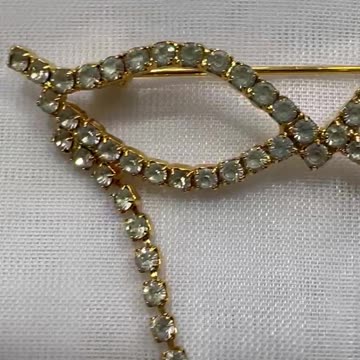18KGP Glasses Holder Pin. Made with Swarovski Crystals. Rare Find. Brooch. Party.