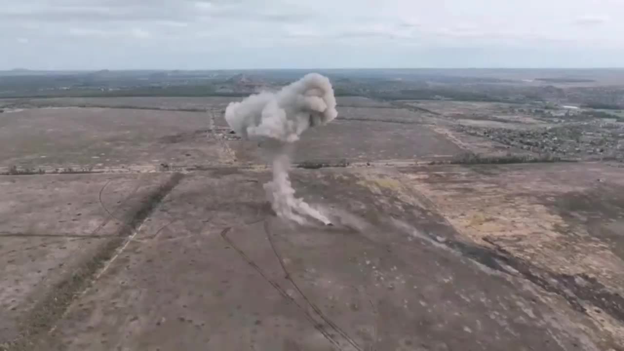 🔥 Spectacular footage of a Ukrainian FPV drone hitting a field ammunition depot