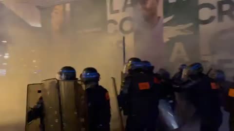 La tension monte sur les Champs-Elysées