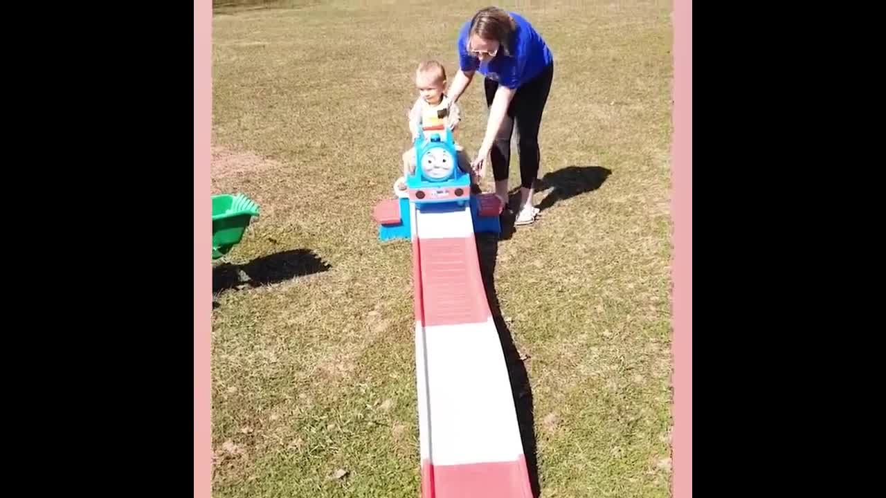 The moment when the baby failed to play on the slide