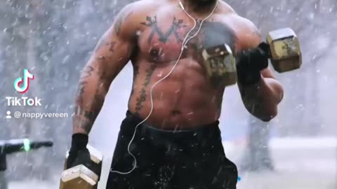 THIS GUY WORKS OUT NO MATTER WHAT! ❄️ 🥶 ⛄️ 💪🏿 |the best motivational bodybuilder