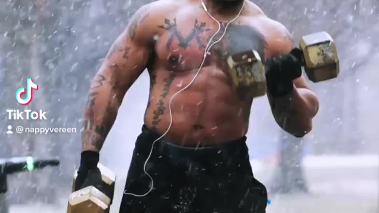 THIS GUY WORKS OUT NO MATTER WHAT! ❄️ 🥶 ⛄️ 💪🏿 |the best motivational bodybuilder