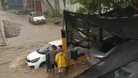 Videos: carros atrapados tras fuerte lluvia en Cartagena