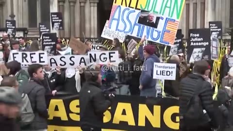 Assange, dozens of protesters in front of the High Court in London