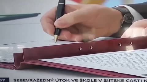 Sie unterschrieben ihre gefälschten Dokumente und steckten ihre Taschengriffe in den Rücken. Tsika