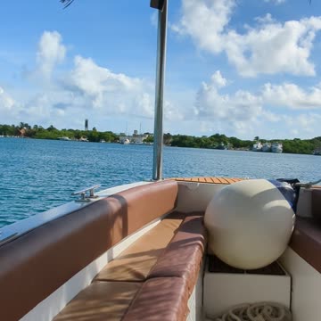 Boating to Isla Mujeres / beautiful water