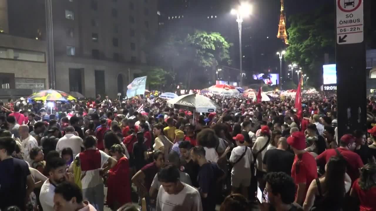 Brazil: supporters celebrate as Lula holds narrow leads | AFP