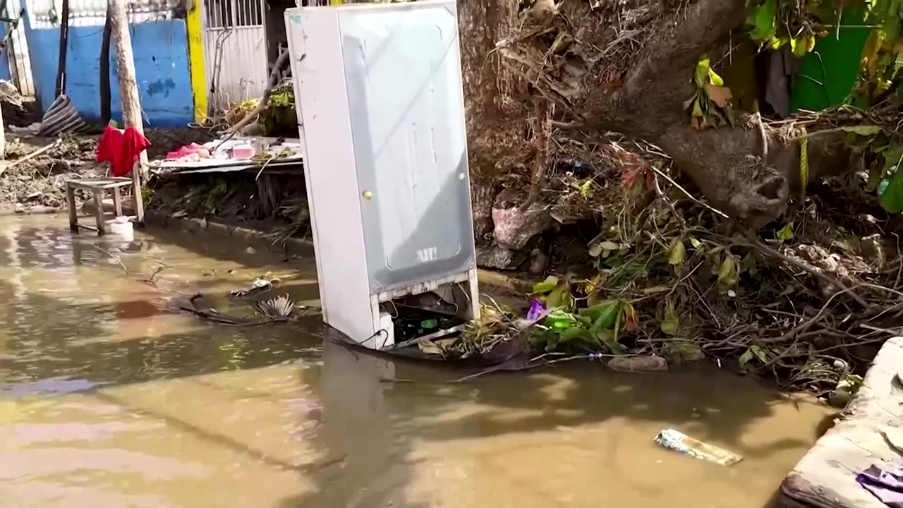 Acapulco grows desperate after hurricane destruction