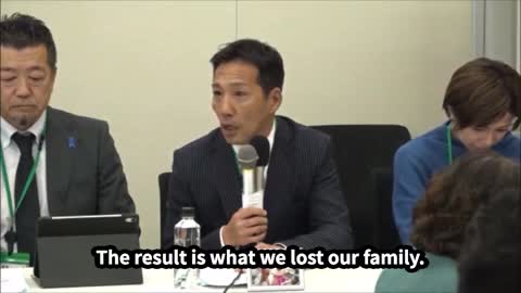 הסינים מתעוררים מסיבת עיתונאים של משפחות שכולות שאיבדו את בני זוגם בגלל החיסון