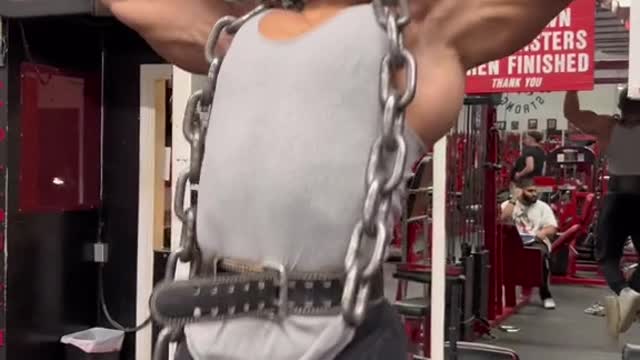 Every gym has that one guy 😂🤝