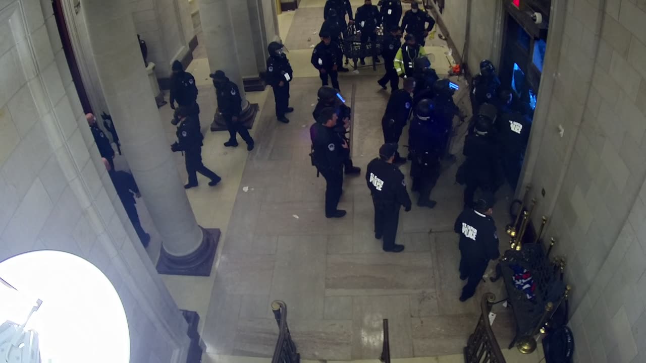 7216 USCH 02 Rotunda Lobby East Stairs 2021-01-06 15:50:58
