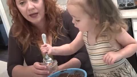 2-year-old goes viral for her hilarious diner routine l GMA